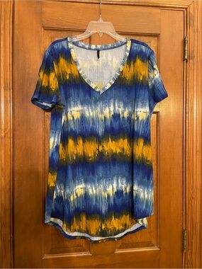 Jupee Women’s Soft Blue & Gold V-Neck Short Sleeve Tee Rounded‎ Hem, Size 1X